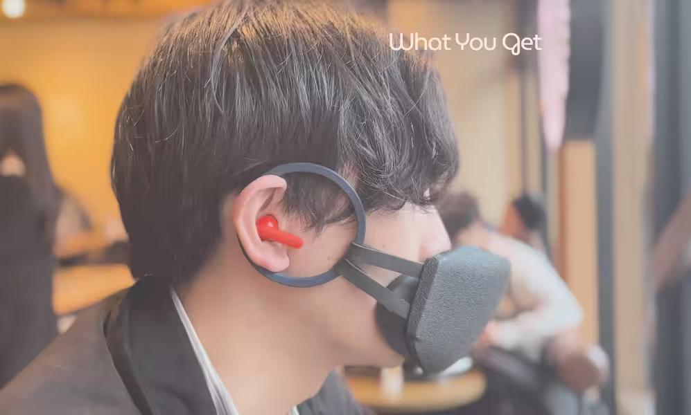 Маска с шумоподавлением которая скроет от окружающих вашу речь Verne Technologies показала модель Wearphone для конфиденциальных бесед среди людей На CES 2026 японский стартап Verne Technologies показал очень необычное устройство под названием Wearphone Это маска но не обычная а технологичная Только вовсе не для того чтобы защищать пользователя от вирусов Это маска для конфиденциальных разговоров Она опирается на технологию шумоподавления только не для того чтобы убирать внешний шум а чтобы снизить громкость разговора самого пользователя Проще говоря чтобы окружающие не слышали что говорит носитель Выглядит это конечно специфично но должно быть весьма эффективным Компания обещает снижение уровня громкости на 10 20 дБ что очень немало Но вероятно эффективность будет зависеть от множества разных факторов включая тембр голоса