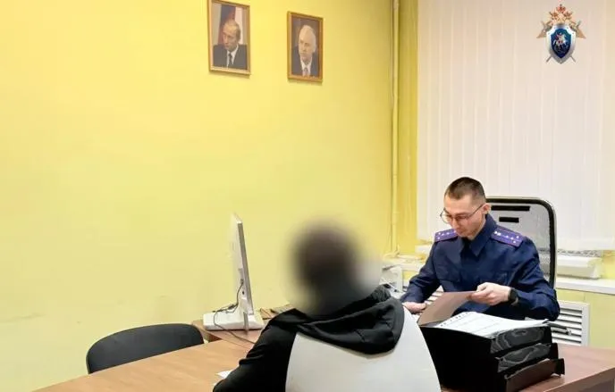 На самарском ЖД вокзале организовали транзит иностранцев без проверки документов Осуждены бывший офицер транспортной полиции и его подельник Железнодорожный районный суд Самары 6 апреля вынес приговор по коррупционному уголовному делу о нарушении миграционного законодательства Обвиняемыми стали бывший командир отделения ППС Средневолжского ЛУ МВД России на транспорте и его подельник По данным ГАС РФ Правосудие речь идёт об офицере Сергее Гусакове и местном жителе Валерии Кудашове В зависимости от роли каждого они признаны виновными в мошенничестве ч 3 ст 159 превышении должностных полномочий п е ч 3 ст 286 УК РФ мелком взятничестве ч 1 ст 291 2 УК РФ и организации незаконной миграции п а в ч 2 ст 322 1 УК РФ Суд установил что с 2020 по 2024 годы на железнодорожном вокзале в Самаре командир отделения транспортной полиции с помощью своего знакомого местного жителя за незаконное денежное вознаграждение не выполнял должностные обязанности по проверке иностранных граждан находившихся на территории Российской Федерации с нарушением режима пребывания проживания сообщает Приволжская транспортная прокуратура По информации УФСБ России по Самарской области обвиняемые с целью личного обогащения организовали беспрепятственный транзит иностранных граждан по территории железнодорожного вокзала города Самары без проведения проверки документов В результате нарушившие требования миграционного законодательства иностранцы не привлекались к административной ответственности и не были выдворены из страны Они уехали за границу а затем беспрепятственно вернулись в Россию Суд назначил офицеру 3 5 года колонии общего режима Его подельник получил 1 5 года колонии общего режима Каждый из фигурантов дела оштрафован на150 тыс рублей Факты коррупции выявлены при проведении оперативно розыскных мероприятий сотрудниками собственной безопасности Управления на транспорте МВД России по ПФО и УФСБ России по Самарской области В настоящее время в суде рассматриваются ещё несколько аналогичных уголовных дел фигурантами которых стали бывшие командиры отделений полиции Средневолжского ЛУ МВД России на транспорте и несколько граждан