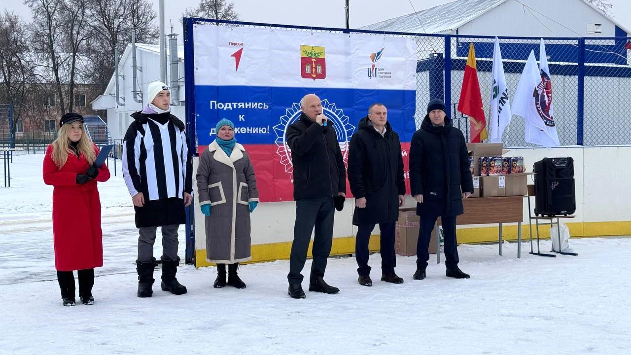 В Щекино проходит Фестиваль по хоккею в валенках среди школьников   Накануне, 10 декабря, на открытом корте Детско-юношеской спортивной школы №1 состоялось торжественное открытие соревнований.  В Фестивале примут участие команды из 17 общеобразовательных учреждений Щекинского района. Игры пройдут по круговой системе в формате 5х5: четыре игрока в поле и один вратарь.  Выявлять самых сильных и ловких будут в трех возрастных группах:   2008 – 2010 годов рождения,   2011 – 2012 годов рождения,   2013 – 2015 годов рождения.  Три команды-победителя представят Щекинский район на региональном этапе Фестиваля.  Всем участникам соревнований вручат сладкие новогодние подарки.  Фестиваль организован Федерацией хоккея Тульской области в рамках федерального проекта «Спорт-норма жизни» нацпроекта «Демография».