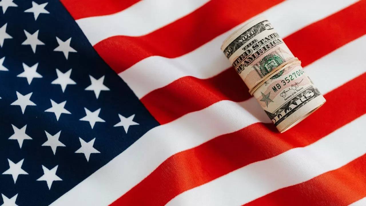 Виза в США для казахстанцев подорожает вдвое С 2025 года получить визу в США станет дороже — власти страны ввели новый обязательный сбор Visa Integrity Fee в размере не менее 250 долларов, который теперь должен платить каждый заявитель на неиммиграционную визу. Новый сбор начал действовать сразу после подписания закона One Big Beautiful Bill Act президентом США Дональдом Трампом 4 июля 2025 года, передает inbusiness.kz. Для казахстанцев это означает, что стоимость визы может вырасти почти в два раза. Кого это коснется, читайте здесь. /atamekenbusiness
