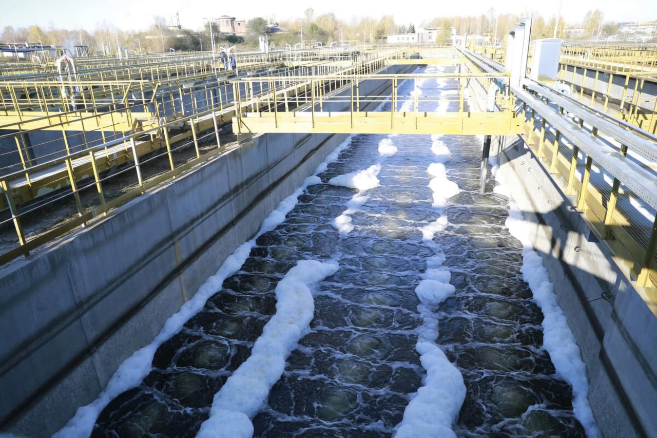 Дмитрий Патрушев поручил сформировать реестр лучших практик по проектированию и строительству очистных сооружений Вице премьер провел совещание по координации работ по строительству и реконструкции очистных сооружений Дмитрий Патрушев отметил что в ходе работы выявлены случаи когда оборудование установленное на ряде малых очистных сооружений не обеспечивает нормативные параметры очистки Участники совещания обсудили подходы к работе с производителями действующее правовое регулирование этой деятельности а также необходимость разработки новых ГОСТов Вице премьер поручил Минпромторгу совместно с Минстроем и Минприроды в течение месяца провести анализ всех выявленных случаев некачественной работы оборудования и сформировать реестр лучших практик по проектированию и строительству очистных сооружений с указанием конкретных производителей качественного оборудования Также Дмитрий Патрушев поручил внести в Правительство предложения по дополнительному нормативному регулированию деятельности производителей оборудования для очистки сточных вод в целях повышения ее качества Подписаться на Правительство России в MAX