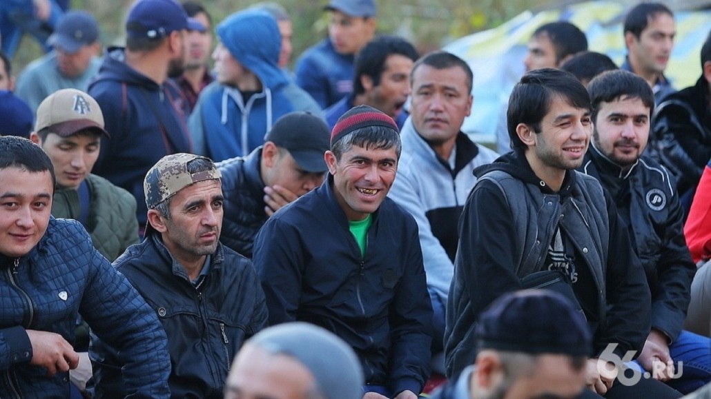 Отправлять в МВД информацию о доходах мигрантов автоматически будет налоговая Передачу данных должны наладить до 1 декабря Сведения будут брать из отчетности компаний по страховым взносам Мера нужна для борьбы с фиктивным трудоустройством иностранцев Кроме того власти планируют улучшить межведомственный обмен информацией чтобы сократить сроки проверок по сообщениям о миграционных преступлениях и сделать расследования уголовных дел более эффективными пишет ТАСС