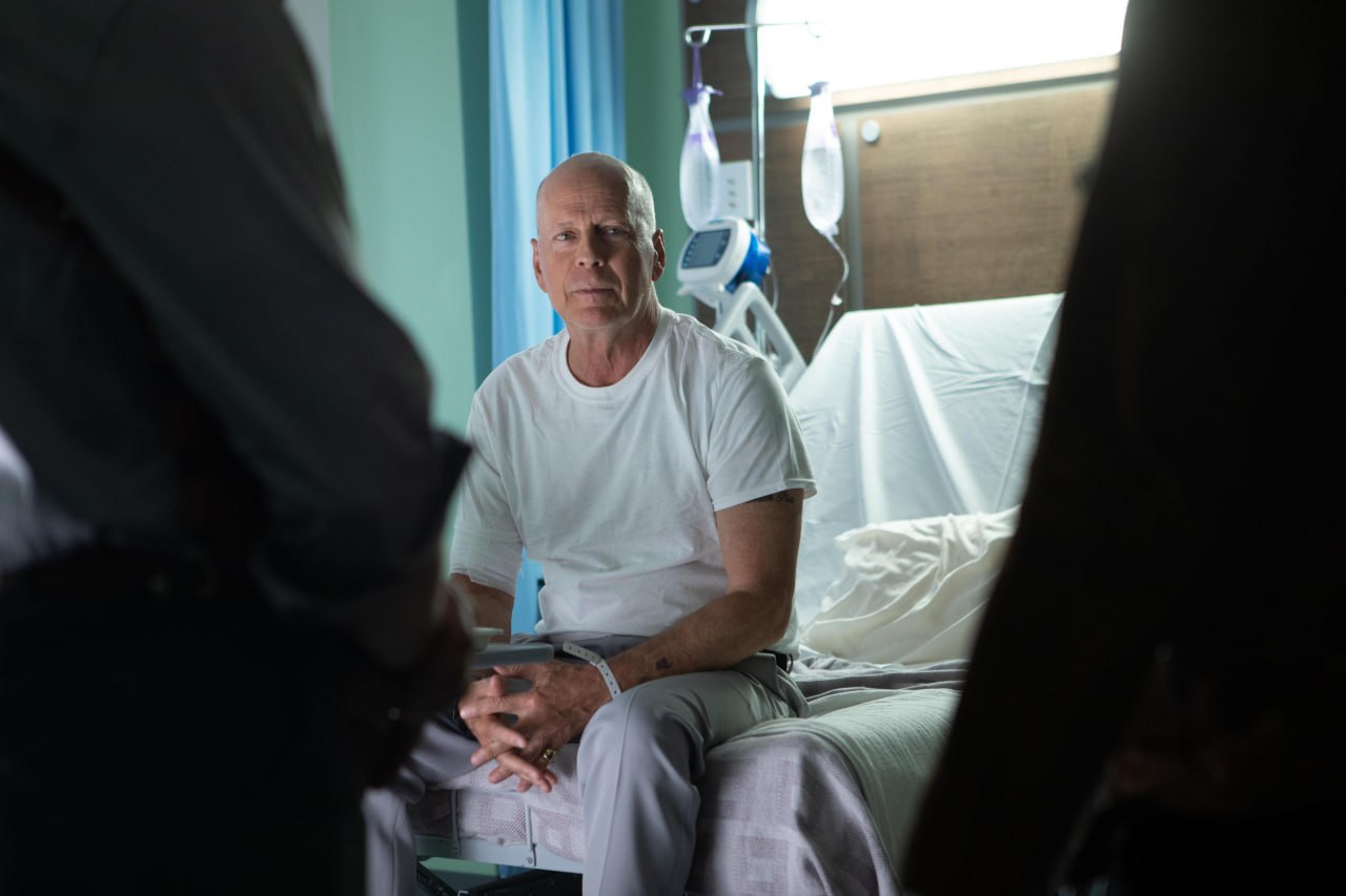 Семья Брюса Уиллиса пожертвует его мозг для научных исследований У звезды Крепкого орешка стремительно прогрессирует деменция изучение мозга Уиллиса способно помочь в создании эффективного лечения Методы компьютерной визуализации мозга не всегда дают ученым полную картину поэтому исследователям необходимо изучение мозговой ткани после смерти больного Так можно узнать как идут патологические процессы обнаружить аномалии белков и исследовать генетические мутации Это не символ это наука Это может однажды помочь другим семьям рассказала супруга Брюса Эмма Хеминг Уиллис Напомним что сейчас актёр живет в специально оборудованном доме его окружает круглосуточный медицинский уход также минимизирован шум Ранее Уиллис читал книги но уже не может этого делать Также он не помнит что когда то был известным актёром общество мир кино