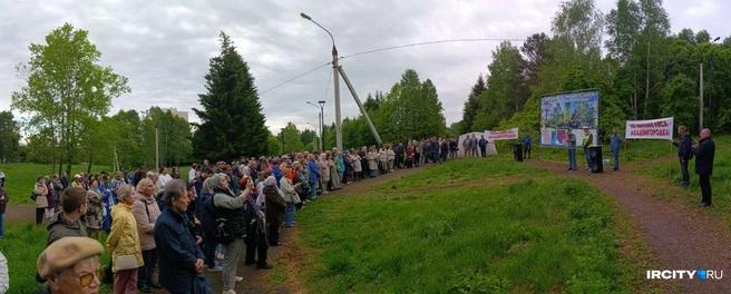 В Иркутске прошёл митинг в защиту парка в Академгородке Сегодня в иркутском Академгородке прошёл митинг против вырубки дендропарка ради строительства новых корпусов Института солнечно-земной физики ИСЗФ СО РАН. На митинг собрались около 100 человек. По словам организаторов, на месте парка хотят построить Центр обработки данных и дополнительные лаборатории для института. Это предполагает полную вырубку деревьев и масштабные земляные работы, которые, как считают участники митинга, нанесут серьёзный урон зелёному поясу города. «Жители не против развития науки. Но почему нужно жертвовать парком, который сажали руками самих академгородцев ещё в 60-х?» — спросил активист Пётр Мехоношин. Он напомнил, что есть и альтернативный участок — заброшенный недострой рядом с бывшим клубом «Мегаполис», у которого то же назначение, но на этом месте власти теперь хотят построить общежитие для учёных. Профессор ИГУ Александр Трофимов выступил с речью: — «Этот лес — не просто зелёная зона, а сердце нашего города. Он очищает воздух, даёт тень, здесь гуляют семьи. Это должно быть неприкосновенным». Протесты вокруг застройки Академгородка идут уже несколько лет. В 2022 году учёные выступали против строительства кампуса на Улан-Баторской. Тогда проект удалось остановить. Активисты надеются, что и сейчас удастся переубедить застройщиков. Подписаться Помочь RusNews
