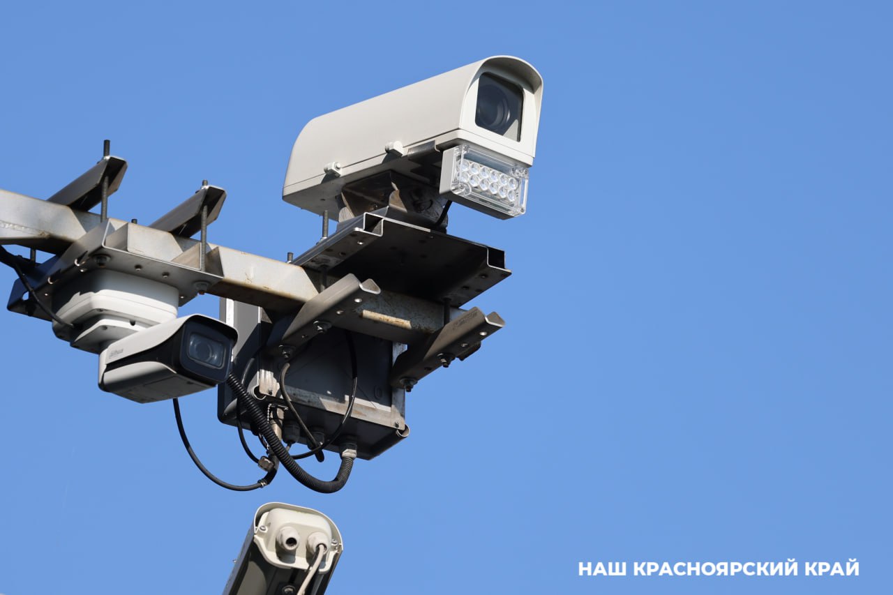 В Красноярске пресекли 4143 административных правонарушения благодаря системе Безопасный город Об этом сообщил начальник ГУ МВД по краю Александр Соловьёв Он также отметил что сотрудники правоохранительных органов задержали 229 человек находившихся в розыске или совершивших правонарушения и 41 разыскиваемый автомобиль из них 9 в федеральном розыске Необходимо совершенствование и масштабирование данной системы в том числе путем поэтапной установки камер с интеллектуальным поиском и биометрической идентификацией личности во всех местах с массовым скоплением людей добавил Александр Соловьёв На данный момент камеры с биометрическим распознаванием лиц установлены в Красноярске и Норильске