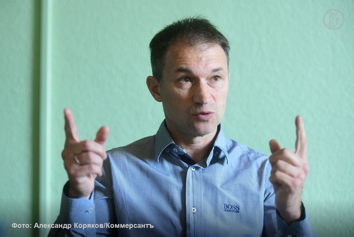Основатель сервиса iGooods арестован по делу о финансировании экстремистского ФБК Петроградский районный суд Санкт-Петербурга вынес постановление об избрании меры пресечения в виде заключения под стражу в отношении основателя сервиса доставки iGooods Григория Куниса, которого подозревают по ч. 1 ст. 282.3 УК РФ финансирование экстремистской организации . Как сообщили 25 июля в объединенной пресс-службе городских судов Петербурга, по версии следствия, в феврале 2022 года господин Кунис перечислил признанному экстремистской организацией, запрещенному и ликвидированному Фонду борьбы с коррупцией 3,5 тыс. рублей. При этом бизнесмен осознавал, что указанная структура в России объявлена вне закона. Задержали Григория Куниса 24 июля 2025 года. Обвинение ему пока не предъявлялось. Сам предприниматель просил избрать меру пресечения в виде домашнего ареста. Однако суд отправил его в СИЗО на срок до 15 сентября.