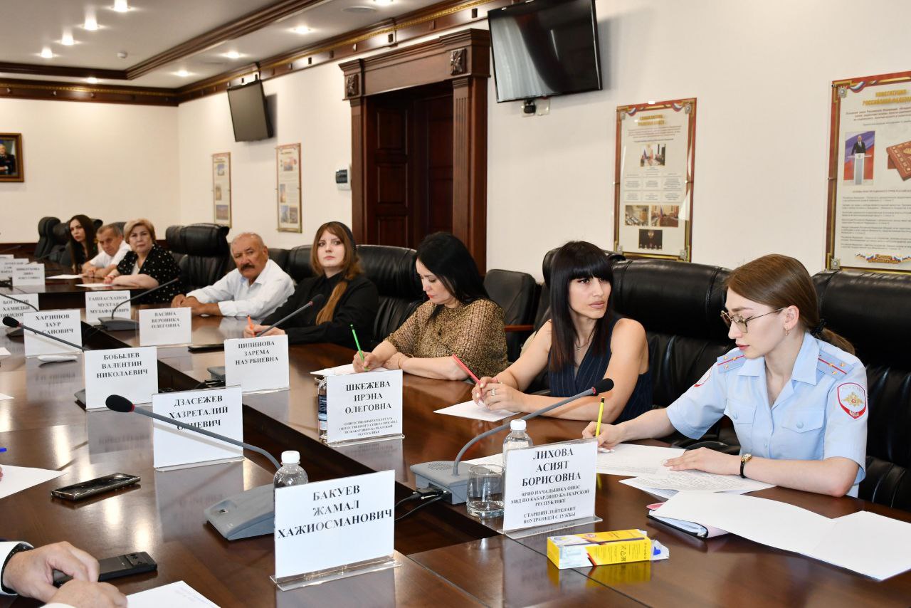 В МВД по Кабардино-Балкарской Республике состоялось заседание Общественного совета   В МВД по Кабардино-Балкарской Республике состоялось заседание Общественного совета при ведомстве, на котором обсуждены итоги работы за 6 месяцев 2025 года.   Обращаясь к собравшимся, заместитель министра внутренних дел по Кабардино-Балкарской Республике полковник внутренней службы Константин Кузнецов обозначил приоритетные направления в работе представителей общественных советов при МВД по Кабардино-Балкарской Республике и территориальных органов МВД России на районном уровне и отметил необходимость уделять значительное внимание работе с молодежью.  Сегодня очень важно проводить воспитательную работу, грамотную молодёжную политику, включающую в себя комплекс разносторонних мер по предотвращению правонарушений среди подростков. Одним из наиболее масштабных спецпроектов, в котором общественники могут продолжить свое участие, является акция «Каникулы с Общественным советом», проводимая ежегодно МВД России.    Наша с вами задача – сохранить и преумножить то разумное и доброе, что есть в нашей молодежи, чтобы они выросли достойными гражданами своей страны, - отметил он.   В продолжение заседания председатель Общественного совета Руслан Макушев рассказал собравшимся о проделанной работе за 6 месяцев.   В завершение совещания его участники рассмотрели текущие вопросы организации деятельности Общественного совета и внесли дополнительные предложения в план работы ОС при МВД по Кабардино-Балкарской Республике на предстоящий период.  #МВДРоссии #МВДпоКБР #ОбщественныйСовет #Итоги