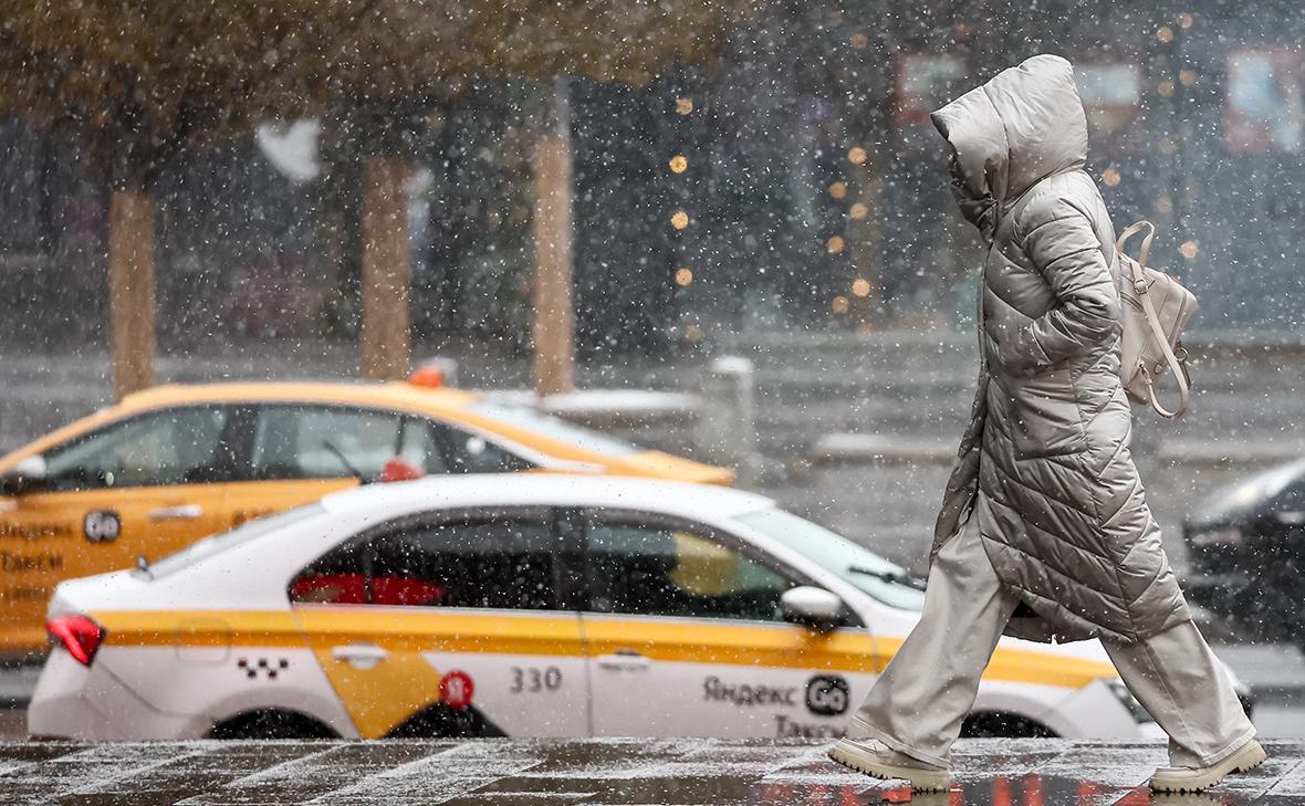 В Госдуме предложили ввести потолок цен на такси при неблагоприятной погоде С инициативой выступил вице спикер Борис Чернышов после того как в Москве из за снегопада стоимость поездок выросла в 2 3 раза Парламентарий считает что в таких условиях тарифы не должны повышаться более чем на 50 70 а для поездок до аэропортов вокзалов и больниц следует установить фиксированную цену