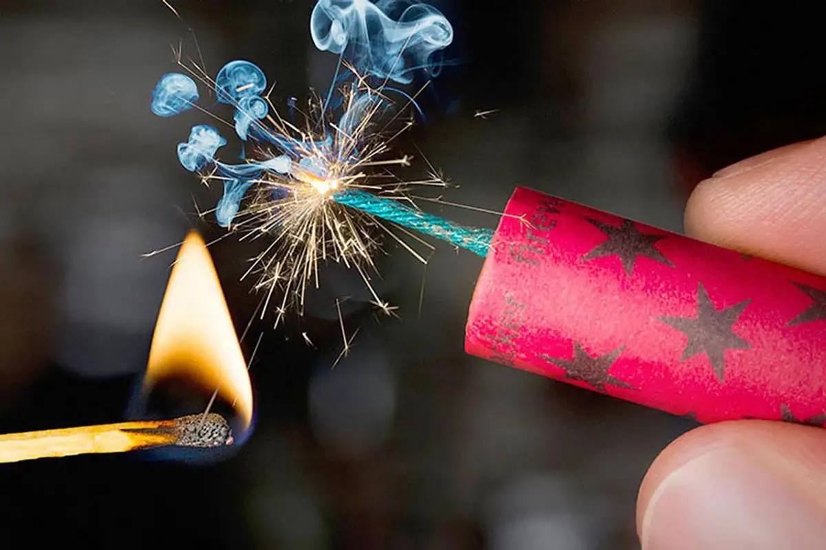 В Узбекистане впервые ввели тотальный запрет на пиротехнику 1 ноября Сенат одобрил закон полностью запрещающий оборот и использование пиротехники Теперь покупать продавать хранить или перевозить салюты и петарды нельзя иначе штраф до 10 3 млн сумов Разрешены бенгальские огни хлопушки и свечи для тортов Подписаться на канал Узбекистан Online