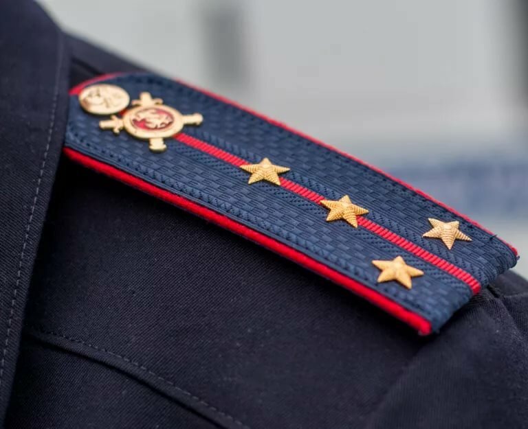 Двое приятелей ограбили знакомого на миллион рублей во время посиделок в гостях в Ставрополе 24-летний ставрополец пришёл в гости к знакомому с двумя приятелями. В какой-то момент мужчины поссорились и двое стали угрожать заявителю расправой. Один из них схватил нож и отнял телефон и ключи от дорогой иномарки. После оба скрылись на чужой машине. Полицейские задержали 37-летнего и 41-летнего мужчин. Те припарковали машину в одном из дворов, а телефон сдали в ломбард. Сумма ущерба превысила миллион рублей. Машину вскоре вернут законному владельцу. Возбуждено дело за разбой. Приятели заключены под стражу. В курсе Новости Ставрополья предложить новость