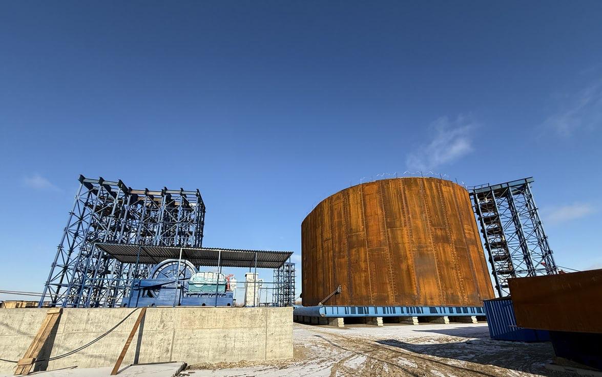 Строительство Ленского моста не остановил лютый мороз Работы ведутся в специализированных технологических укрытиях в которых создается положительная температура воздуха и не нарушаются условия производства работ Соответственно сварочный режим и режим труда рабочих полностью обеспечены технологический процесс налажен сообщили в правительстве РС Я Началась укрупнительная сборка девятого коффердама в месте его установки и спуска в акваторию Идет устройство ледовой переправы для доставки материалов Также ведутся работы по изготовлению арматурных каркасов на навивочном станке На правом берегу устроено 79 свай готово основание для опор 27 и 21 Также выполнена отсыпка земполотна правобережного автомобильного подхода Создан новый створ русла реки Таммы и Восточно Хаптагайской протоки они частично попадали в зону прохождения новой автомобильной трассы Фото группа ВИС