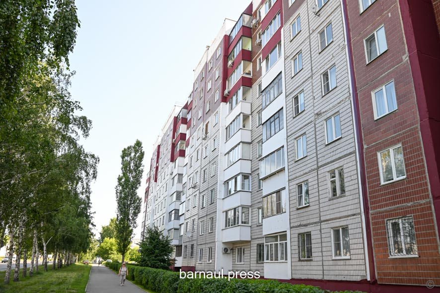 В многоквартирных домах Барнаула продолжаются мероприятия по энергосбережению Большинство жителей многоквартирных домов города получают тепловую энергию для отопления от ТЭЦ. Одной из современных технологий нормализации температурного режима в жилых помещениях в течение отопительного периода является установка автоматизированного узла управления системой отопления. Установка погодозависимого оборудования позволяет создавать не только комфортную температуру в жилых помещениях многоквартирных домов, но также снизить расходы тепловой энергии и сэкономить затраты жителей на оплату тепловой энергии.