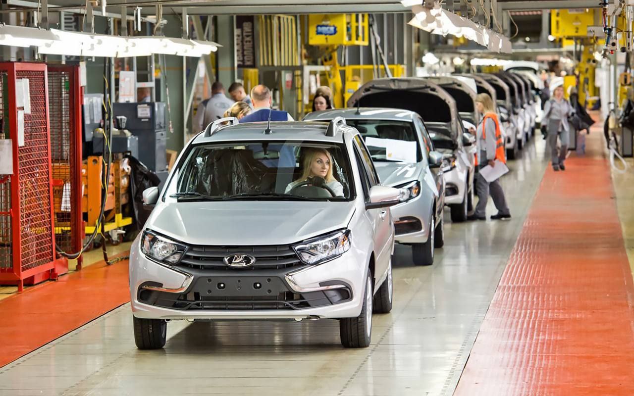 АвтоВАЗ приостановит выпуск своей самой популярной модели Lada Granta Причины: переполненные склады и резкое падение спроса. Пауза начнется с 26 апреля и продлится минимум до 12 мая. За март было продано 10,7 тыс. автомобилей семейства Lada Granta. На втором месте — Lada Vesta, было продано 7,2 тыс. машин. На третьем месте китайский кроссовер Haval Jolion, в марте было продано почти 4 тыс. единиц. За ним следуют кроссовер Chery Tiggo 7 Pro Max — 3,4 тыс. и Lada Niva Travel — 2,8 тыс.