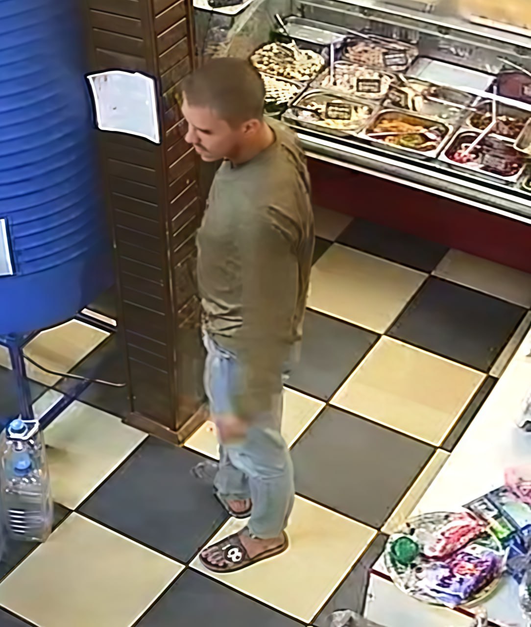 ‍ Полицейские устанавливают личность мужчины, подозреваемого в краже велосипеда   В дежурную часть отдела полиции № 3 по обслуживанию Центрально-Городского района УМВД России «Горловское» обратился горловчанин, который сообщил, что неизвестный похитил его велосипед, оставленный на короткое время около одного из магазинов города.   Сотрудники службы участковых уполномоченных полиции по горячим следам установили местонахождение похищенного двухколесного транспорта.   В рамках расследования уголовного дела по признакам преступления, предусмотренного ч. 1 ст. 158 УК РФ  кража , оперативниками получено видео с камер наблюдения в торговом зале магазина, на котором замечен мужчина, обоснованно подозреваемый в краже велотранспорта.   Если вам известна личность данного гражданина, незамедлительно обращайтесь в отдел полиции № 3 по адресу: Горловка, просп. Победы, 5 или по телефонам: +7  949  349-77-41, +7 949  314-13-55 или 102. Анонимность гарантируется!