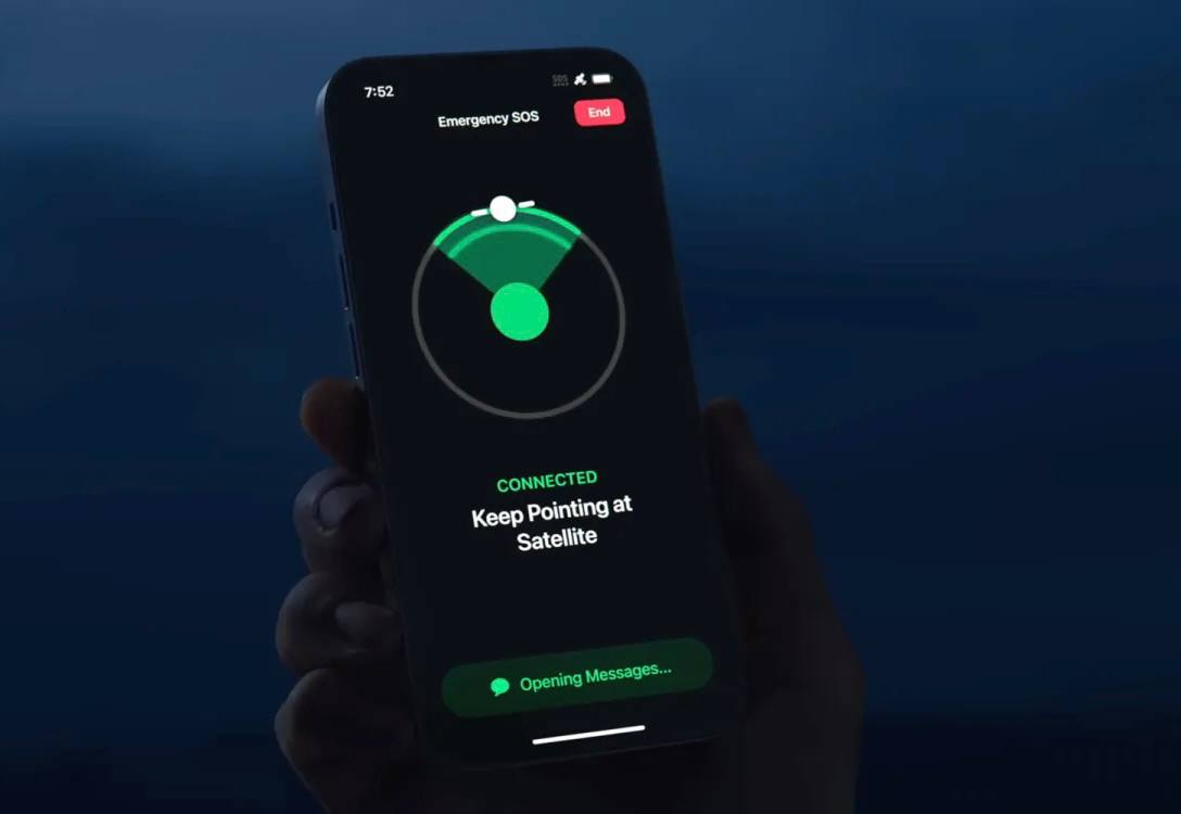 Apple готовит пять новых функций спутниковой связи для iPhone Например отправка фото в Сообщениях когда не ловит интернет В числе других готовящихся функций поддержка навигации без предварительной загрузки карт Благодаря этому iPhone сможет отображать местоположение и маршруты даже в полностью изолированных районах Компания планирует открыть спутниковую связь для сторонних приложений Apple также изучает способы улучшения приёма сигнала чтобы спутниковая связь могла работать не только под открытым небом но и например на парковке или в здании   www iphones ru 1344817 новости iphonesru
