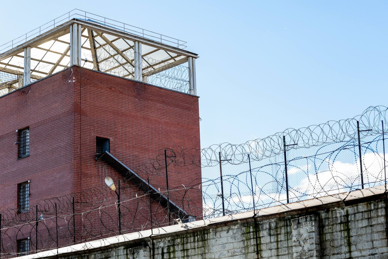 Высокопоставленный челябинский экс полицейский отправлен в колонию за взятки Центральный районный суд Челябинска вынес приговор в отношении бывшего начальника отделения экономической безопасности и противодействия коррупции УМВД по Калининскому району Он признан виновным в получении взятки в крупном размере В рамках расследования УФСБ по Челябинской области совместно с оперативной частью собственной безопасности ГУ МВД был задокументирован новый эпизод преступной деятельности бывшего полицейского Установлено что в январе 2022 года силовик через посредника получил 250 тысяч рублей от представителя коммерческой фирмы Взятка была дана за возврат изъятой в рамках уголовного дела непродовольственной продукции Суд учитывая совокупность приговоров назначил фигуранту 7 5 лет колонии строгого режима Также он должен выплатить штраф в 750 тысяч рублей и лишён права занимать должности на госслужбе и в правоохранительных органах на 4 года Ранее в апреле 2024 года этот же сотрудник уже был признан виновным в превышении должностных полномочий и получении взятки подчеркнули в УФСБ Южного Урала eugenejut