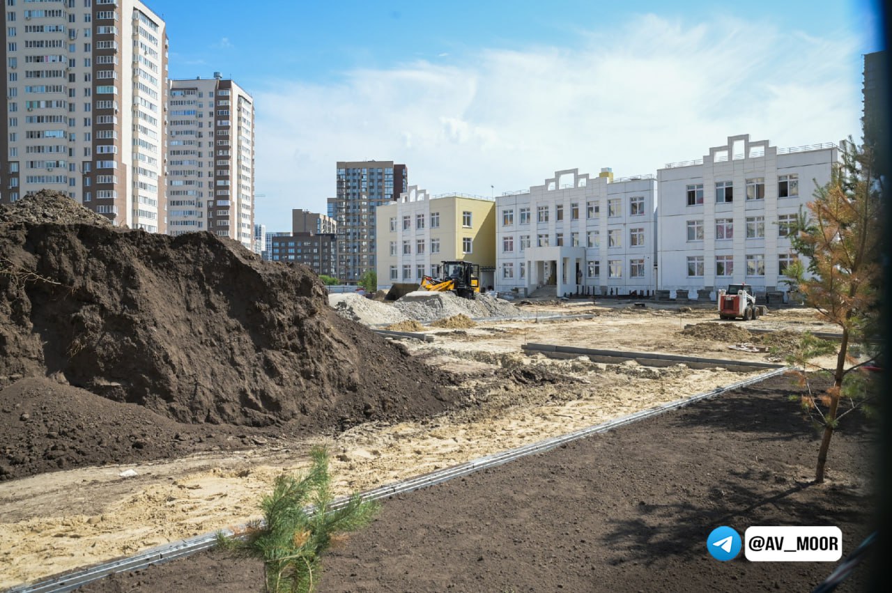Продолжаем возводить в новых районах Тюмени детские сады и школы. В рамках рабочей поездки оценили с коллегами ход строительства садика в ЖК «Легенда парк». Детсад расположен в новом жилом массиве города, здесь без него не обойтись. Он рассчитан на 317 мест. Предусмотрено 14 групп, в том числе три ясельные для ребятишек от двух до трех лет. Здесь мы применяем типовой проект, этот садик будет уже десятым, построенным по нему. У объекта высокая степень готовности. Уже ведется внутренняя отделка. По плану срок выполнения работ – конец октября. -канал губернатора Тюменской области – узнавайте важное первыми.