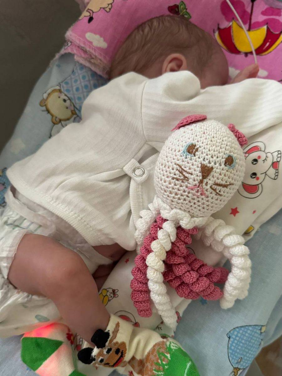 Из перинатального центра Рязани выписали девочку которая родилась с весом всего 480 граммов Об этом сообщили 28 ноября в социальных сетях учреждения Врачи уточнили что ребенок появился на свет значительно раньше срока и находился в крайне тяжелом состоянии За четыре месяца специалисты выхаживали малышку круглосуточно постепенно возвращая ее к нормальному развитию Сейчас девочка весит уже 3100 граммов В пресс службе отметили что ребенку пришлось буквально бороться за жизнь но благодаря работе медиков она теперь самостоятельно дышит ест и почти не отличается от доношенных детей Фото Перинатальный центр Рязанской области federalpress Мы в MAX