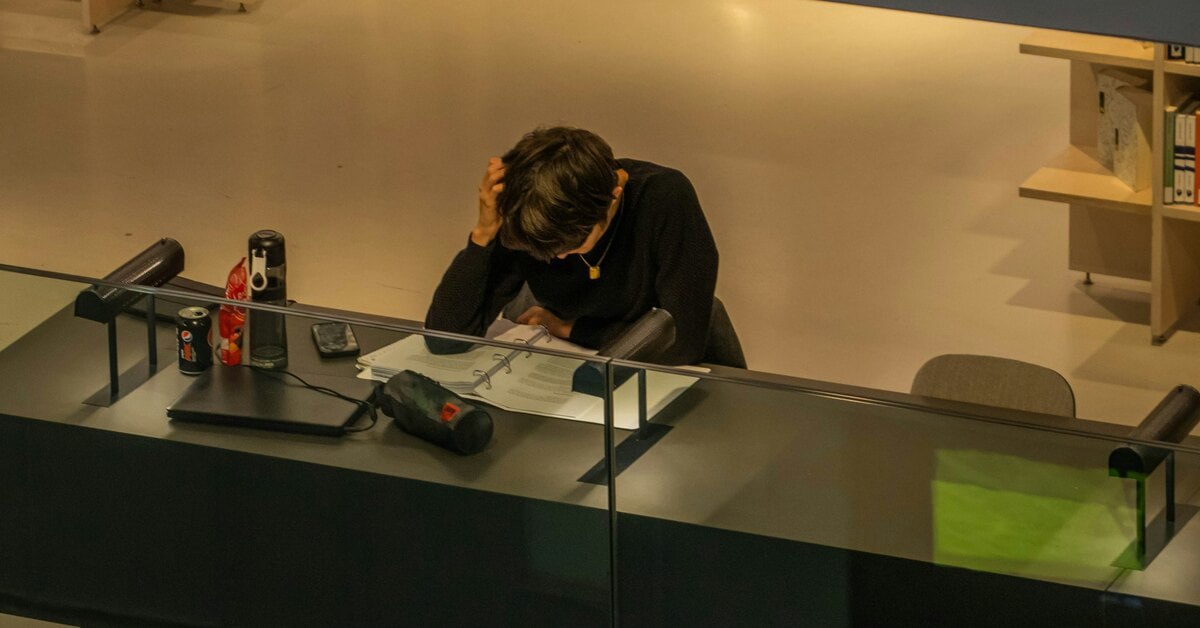 ‍  Раскрыт секрет идеальной формулы продуктивности  Эксперты DeskTime рассказали, что наиболее продуктивные сотрудники работают по циклу «75/33». Это значит, что люди работают 75 минут, а затем отдыхают 33 минуты.  Исследователи подчеркивают, что такие перерывы могут показаться непродуктивными, но они жизненно важны для восстановления сил и способствуют благополучию сотрудников. Особенно — в офисе.   При этом показатели постоянно меняются. В 2014 году исследование показало, что наиболее продуктивные люди работали в среднем 52 минуты, после чего делали 17-минутный перерыв. В 2021 году наиболее продуктивным был цикл работы и отдыха 112/26.  #общество #наука #работа