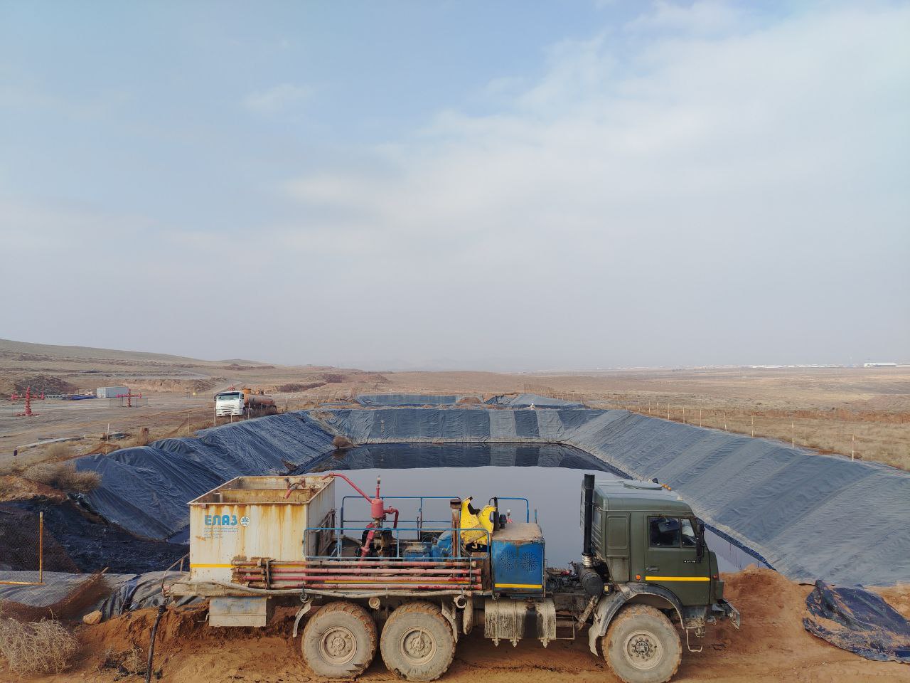 В Сурхандарьинской области на месторождении М 25 в Байсунском районе на поверхность вышла нефтяная жидкость для предотвращения ее распространения вокруг участка а также вдоль русла были сооружены дополнительные защитные отстойники