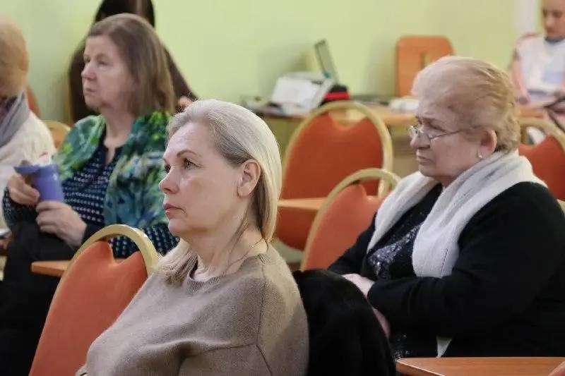 В Домодедово прошла лекция Школы здоровья по теме иммунитета в рамках проекта Активное долголетие Врач терапевт Юлия Капустянская рассказала о работе иммунной системы и способах её поддержания Участники узнали как защитить организм от внешних факторов и получили практические рекомендации по укреплению здоровья Многие пришли за достоверной медицинской информацией и возможностью задать вопросы В завершение встречи врач поделилась рецептом белковых ватрушек подчеркивая важность правильного питания для поддержки иммунитета Школа здоровья продолжит информировать жителей о способах сохранения и укрепления здоровья Подписывайся на наш канал в MAX