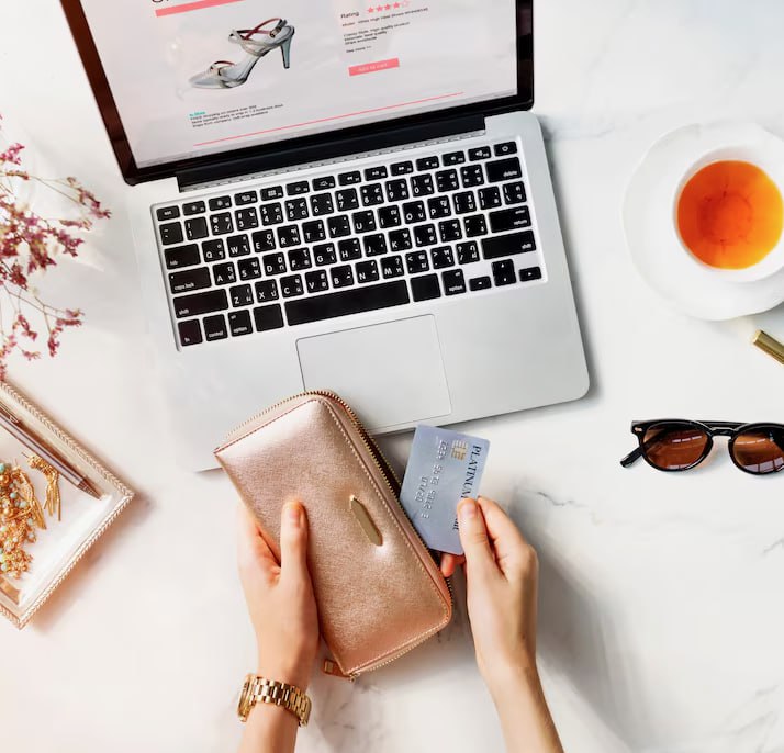 Жесткая экономия почему предновогодний ажиотаж не случился и свободных денег стало меньше исследование Ромира Доля свободных денег у россиян после базовых трат в ноябре 2025 года составила 17 2 на 1 п п меньше чем годом ранее Средние расходы семьи на продукты и товары повседневного спроса выросли до 42 376 рублей 5 9 к октябрю из которых 53 пришлось на продовольствие Отсутствие традиционного предновогоднего роста свободных средств указывает на жесткую сберегательную стратегию вместо сезонного ажиотажа Ноябрьский рост обязательных расходов на 5 9 при нулевой динамике свободных денег показывает что даже небольшой инфляции достаточно для сокращения финансового воздуха у домохозяйств Если декабрь подтвердит тренд в 2026 году стоит ожидать дальнейшего сжатия необязательных расходов отдых развлечения ремонт и роста популярности бюджетных аналогов в ритейле