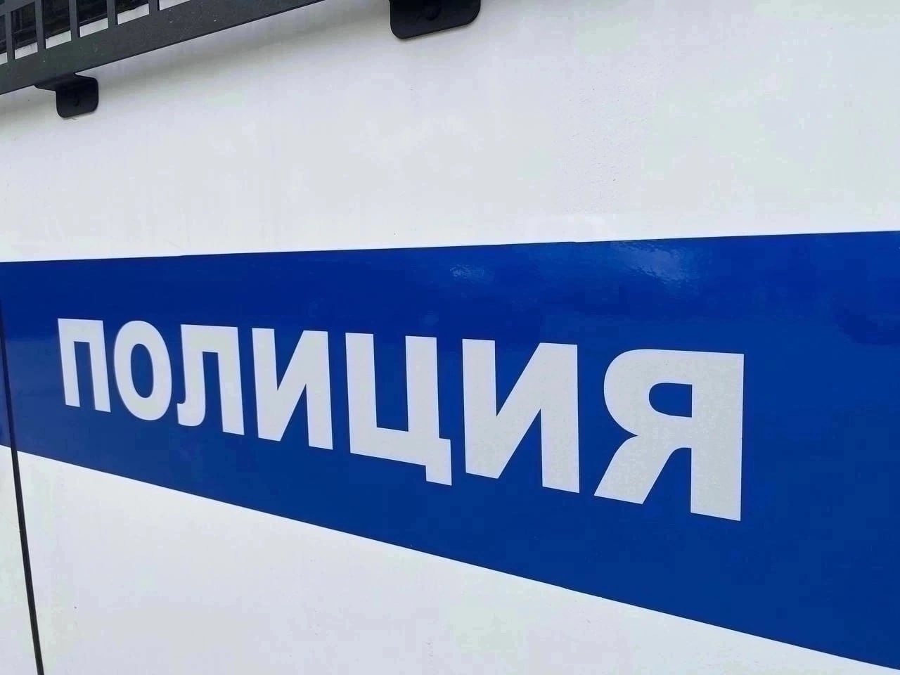 Двое златоустовцев лишились около 600 тысяч рублей за прошлую неделю  За прошлую неделю жители Златоустовского городского округа потеряли около 600 тысяч рублей.  В отдел полиции МВД России по Златоустовскому городскому округу обратился 64-летний местный житель с сообщением о совершенном в отношении него мошенничестве.  Сумма ущерба составила   430 тысяч рублей.   Мужчина рассказал полицейским, что ему позвонил неизвестный, который сообщил, что знакомый отправил мужчине двухкилограммовый подарок, для получения которого необходимо назвать код     из смс.   Далее последовала стандартная схема:   через мессенджер звонили   аферисты, представлявшиеся сотрудниками надзорных, финансовых и силовых ведомств. Злоумышленники убедили потерпевшего в том, что от его имени на портале Госуслуг оформлена доверенность с электронной подписью на незнакомого гражданина, который от имени златоустовца распоряжается его счетами, переводит деньги в недружественную страну. Звонившие запугали пенсионера привлечением к уголовной ответственности.   Мужчина снял в банке 431 тысячу рублей и под диктовку мошенников перевел их на   «безопасный счёт».  По данному факту возбуждено уголовное дело.  Другой горожанин, 36-летний златоустовец, искал дополнительную работу в сети интернет.   За первые выполненные задания аферисты даже переводили потерпевшему небольшие вознаграждения от 300 до 2500 рублей. Но далее задания усложнялись: необходимо было «выкупать» указанный кураторами товар. Вот только «покупки» оставались виртуальными, а вложения вполне реальными. В результате он остался без 156 тысяч рублей.  Начальник отделения уголовного розыска по борьбе с преступлениями с использованием IT-технологий ОМВД России по ЗГО капитан полиции Александр Колесников напоминает, что   «безопасных счетов», а лёгких заработков попросту не существует.   С начала 2025 года в полицию Златоуста обратились более 360 жертв мошенников. Общая сумма ущерба достигла почти 90 миллионов рублей.     #мвд74 #полиция74 #ПолицияЮжногоУрала #СтопМошенник #Челябинскаяобласть #кладитрубку #ПрекратитеРазговор