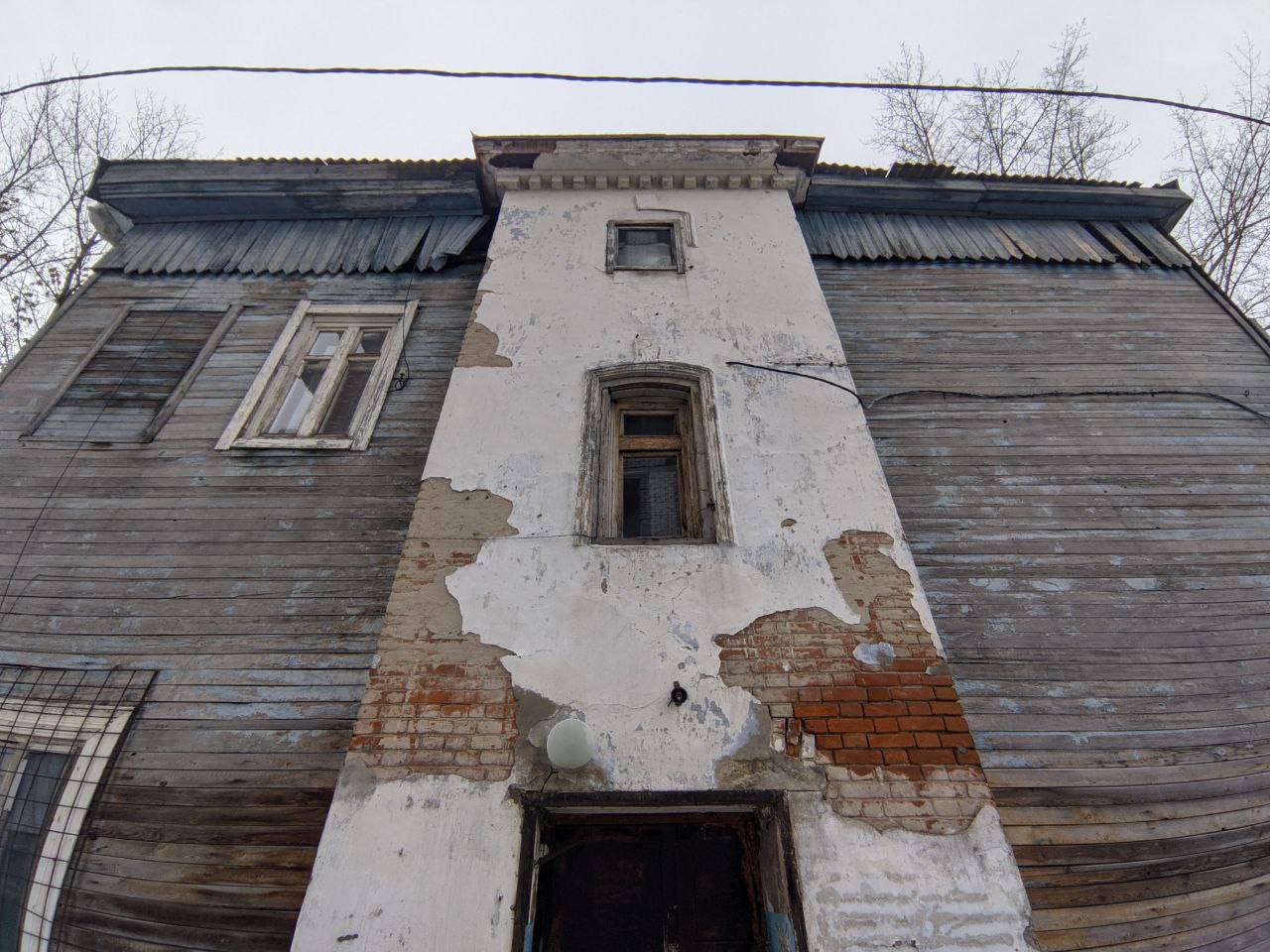 В барнаульской малоэтажке обрушился чердак. Власти ввели режим повышенной готовности  В доме на пр. Сибирском, 36 обвалилось чердачное перекрытие. ЧП произошло в квартире №5. В результате происшествия никто не пострадал.   Двухэтажный дом 1964 года постройки не был признан аварийным.   Эксперты обследовали конструкций крыши и помещений и пришли к выводу, что здание непригодно для дальнейшей эксплуатации. Жители двухэтажки должны будут покинуть ее, а доступ в здание будет прекращен.  Фото: barnaul.org, amic.ru