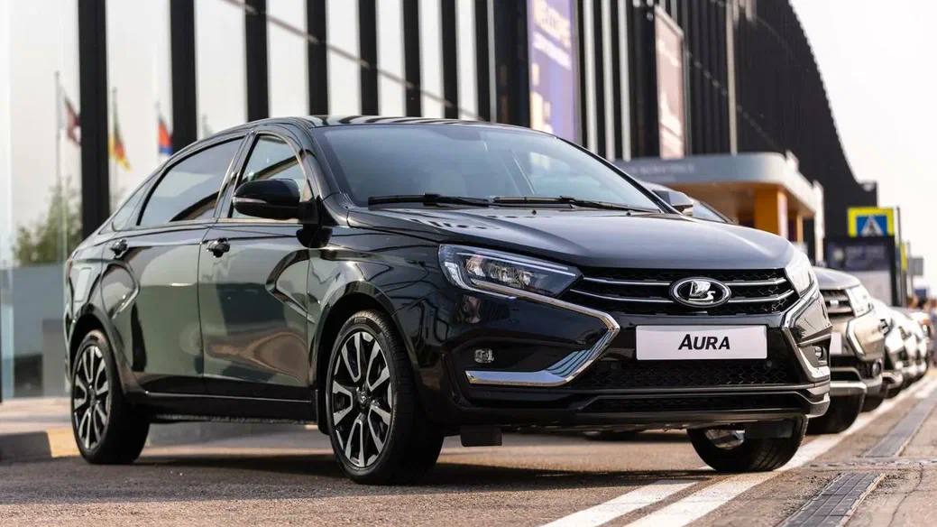 Продажи Lada Aura стартуют в начале декабря, первые автомобили появятся в дилерских центрах Москвы и Санкт-Петербурга, рассказал глава АвтоВАЗа Максим Соколов. Базовая модель будет стоить ₽2,6-2,8 млн.