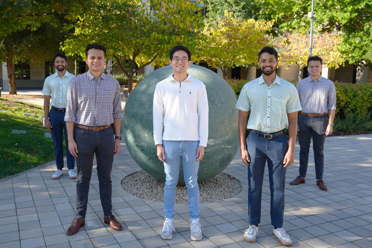 Создан прорывной катод на основе железа для литий ионных батарей Исследователи из США создали катодный материал на основе железа который отдает и принимает пять электронов вместо обычных двух трех что значительно увеличит потенциал аккумулятора Доступность железа делает его привлекательной заменой кобальту и никелю в литий ионных аккумуляторах однако на сегодня литий ионные аккумуляторы с катодами из железа имеют низкое напряжение Помимо литий ионных аккумуляторов эта технология может найти применение в магнитно резонансных томографах маглев поездах и возможно в сверхпроводниках   hightech plus 2025 11 01 sozdan prorivnoi katod na osnove zheleza dlya litii ionnih batarei