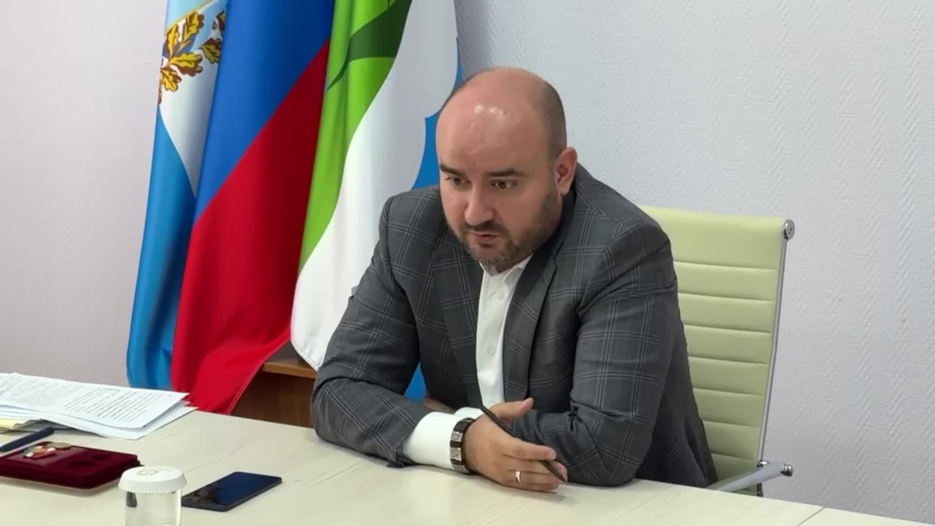 Губернатор Вячеслав Федорищев поблагодарил Дмитрия Яковлева за работу и вручил награду