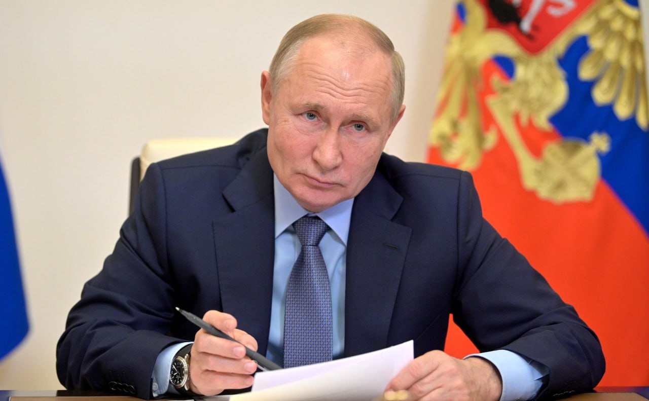 Владимир Путин поручил направлять 20% средств, выделяемых в целях господдержки кинематографии, на финансирование национальных анимационных фильмов. Другие поручения президента России: 10% средств, полученных от проката зарубежных анимационных фильмов, будет отчисляться в Федеральный фонд социальной и экономической поддержки отечественной кинематографии для дальнейшего целевого финансирования российских анимационных фильмов. Путин поручил создать в Москве театр, ориентированный на продвижение современной драматургии патриотической направленности. Путин поручил кабмину представить предложения об участии цирков в программе «Пушкинская карта». Президент поручил обеспечить восстановление объектов культурного наследия на территориях, пострадавших от боевых действий и обстрелов ВСУ. Путин поручил сформировать перечень из 100 лучших отечественных фильмов для показа в образовательных организациях и включения в школьную программу. #Путин #поручения #кинематограф #культура #театр
