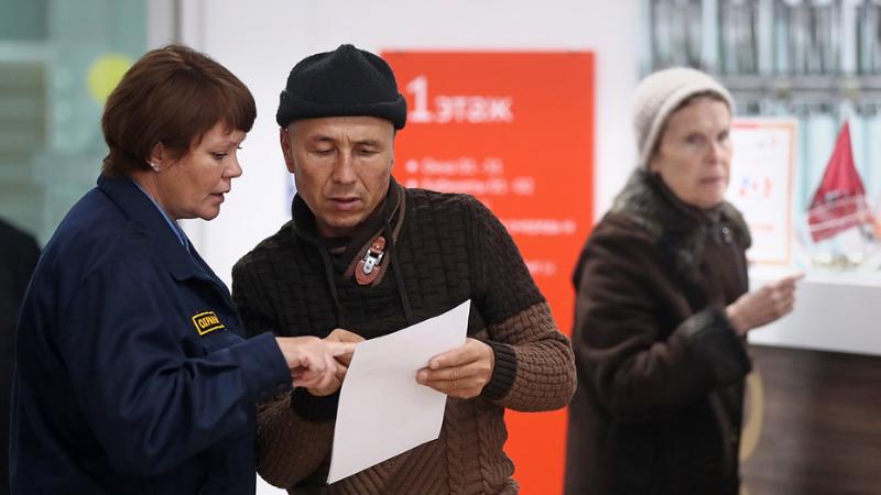 В Институте экономики РАН призвали отказаться от языковых тестов и квот для мигрантов Ужесточение законов снижает легальную занятость мигрантов, к такому выводу пришла эксперт уральского Института экономики РАН Александра Васильева. В статье в журнале «Социально-трудовые исследования» она предложила упростить трудоустройство мигрантов, в том числе отказаться от тестирования мигрантов на знание русского языка и истории России и квотирования иностранной рабочей силы, пишет forbes.ru.