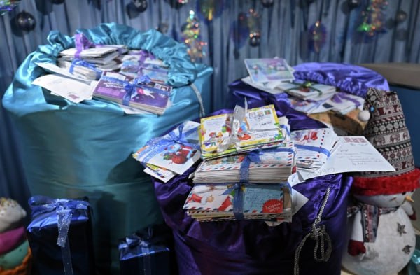 В Великом Устюге сообщили о получении около 4 9 млн писем Деду Морозу Такой объём поступил с момента открытия его почтового ящика в Вологодской области Как правило число посланий начинает расти с октября в ноябре приходит уже до пяти тысяч писем в день а с середины декабря в день прилетает 8 10 тысяч конвертов Пишут часто из школ и детских садов рассказал ТАСС Дед Мороз Он подчеркнул что примерно треть писем приходит от взрослых В этом году стартовал федеральный проект в 100 городах страны появятся фирменные почтовые ящики через которые россияне могут отправить письмо напрямую в Великий Устюг Они будут работать до 15 января Подписаться на Говорит Москва Telegram VK MAX