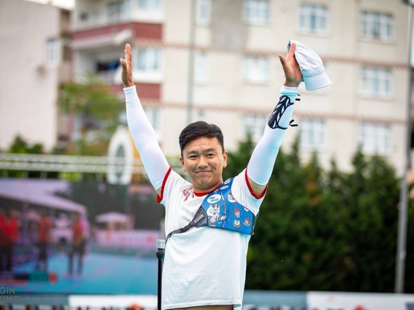 Лучник из Забайкальского края обошел олимпийского чемпиона и взял золото на турнире в Стамбуле Спортсмен Буянто Цырендоржиев завоевал золотую медаль на Международном турнире по стрельбе из лука «Кубок Завоевания», который прошел в Стамбуле с 27 по 29 мая. Об этом сообщили в Министерстве спорта Забайкальского края. В финале Цырендоржиев обошел одного из сильнейших лучников мира — Мете Газоза, олимпийского чемпиона Токио-2020, бронзового призера Олимпиады в Париже и многократного чемпиона мира и Европы. Тренер спортсмена Бато Цынгуев отметил, что решающим в победе стали тактика и психологическая устойчивость: «Я горжусь тем, что Буянто смог проявить все свои навыки и стойкость в столь значимом турнире. Встретиться в финале с таким непростым соперником, как Мете Газоз, — это огромное достижение само по себе. И я рад видеть, что все наши усилия были оправданы». Буянто Цырендоржиев входит в сборную России по стрельбе из лука и является чемпионом страны. соцсети Буянто Цырендоржиева Вы просили хорошие новости.