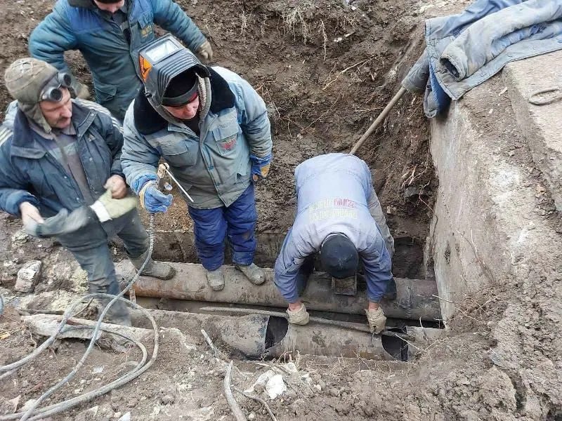 За минувшие сутки специалисты ГУП ЛНР "Лугансквода" устранили 26 порывов на сетях водоснабжения и 107 засоров на сетях водоотведения.  Работало 35 аварийных бригад.  Организован подвоз воды для населения и социальных объектов в объеме 40 тонн.