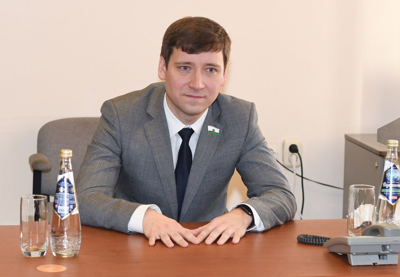 Экс главу Приволжского и Вахитовского районов Казани задержали в Москве Марата Закирова подозревают в мошенничестве сообщает издание Бизнес Online со ссылкой на собственные источники Детали преступления пока не разглашаются однако известно что его делом занимается ФСБ России Марат Закиров возглавлял администрацию Вахитовского и Приволжского районов Казани с 2021 по 2022 год В 2022 году он переехал в Москву и занял должность в руководстве Движения первых Правда в данный момент на сайте организации его фамилия в качестве замруководителя не указана По некоторым данным Закирову уже была выбрана мера пресечения хотя в открытых базах данных судов Москвы отсутствует информация об аресте лица с таким именем KazanFirst   в бот