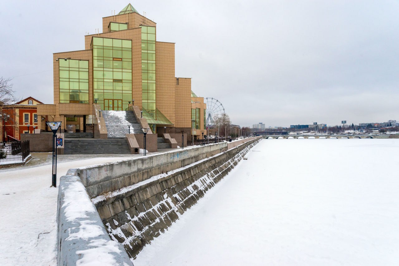 Библиотека и Исторический музей в Челябинске сформируют новый культурный код региона Челябинская областная специальная библиотека для слабовидящих и слепых и Государственный исторический музей Южного Урала пополнили реестр креативных индустрий В новом статусе они продолжат развитие творческих пространств и дадут старт новым проектам Библиотека для слабовидящих и слепых продолжит развивать существующие и создавать новые проекты в сфере образования социализации и реализации потенциала людей с ограниченными возможностями здоровья Базой для них станет хаб Точки роста где уже не первый год челябинцам помогают раскрыть свои творческие способности Не менее амбициозные инициативы готовят в стенах исторического музея Южного Урала Учреждение сосредоточит усилия на развитии креативного пространства Атом которое превратится в центр притяжения молодежи Подписаться на vecherchel Поддержать Читать в Мах