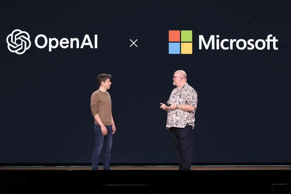 Компания OpenAI разорвала эксклюзивное соглашение с Microsoft по вопросам искусственного интеллекта MSFT Корпорация Microsoft и OpenAI договорились отказаться от эксклюзивного права софтверного гиганта на продажу моделей искусственного интеллекта стартапа что открывает для разработчика ChatGPT возможность заключать сделки с конкурентами в сфере облачных вычислений такими как Amazon com Inc В обмен на прекращение этой эксклюзивности которая способствовала росту продаж облачных услуг Microsoft в первые годы бума искусственного интеллекта крупнейший в мире производитель программного обеспечения больше не будет выплачивать долю выручки от продуктов OpenAI которые он перепродает в своем облаке Обе компании объявили о пересмотренном соглашении в совместном заявлении в понедельник Новое соглашение призвано упростить сложные взаимоотношения которые стали основой для подъема OpenAI и более широкого бума искусственного интеллекта С тех пор OpenAI заключила соглашения с несколькими облачными провайдерами включая Amazon чтобы удовлетворить свои растущие вычислительные потребности для создания и предоставления программного обеспечения ИИ более широкой аудитории jkinvest news jkinvest