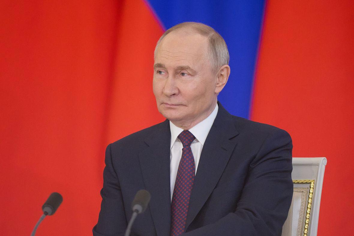 Инвесторы пожаловались президенту Путину на запрет получать купоны с ИИС Ассоциация владельцев облигаций АВО направила письмо президенту России Владимиру Путину с просьбой поддержать изменение законодательства обеспечив инвесторам право получения купонных выплат по облигациям находящимся в периметре ИИС 3 индивидуальных инвестиционных счетов на банковский счет В чем суть проблемы Когда в 2024 году появился новый ИИС 3 купоны по облигациям и дивиденды по акциям заперли внутри него доход мог поступать и реинвестироваться только внутри этого же счета С 2025 года дивиденды разрешили получать на банковский счет по выбору инвестора АВО просит распространить это правило и на купоны по облигациям Аргументы инвесторов Купоны это регулярный доход Без возможности его вывода люди вынуждены закрывать весь ИИС 3 при внезапных тратах теряя все налоговые льготы и платя пеню Сочетание долгосрочных инвестиций с регулярным денежным потоком делает счет привлекательным Бюджет при этом не страдает если купон придет на внешний счет с него сразу удержат НДФЛ Подробнее об инициативе а также позиции Минфина и ЦБ www rbc ru quote news 690b26369a7947d46e79e3d1 Подписаться на Сам ты инвестор