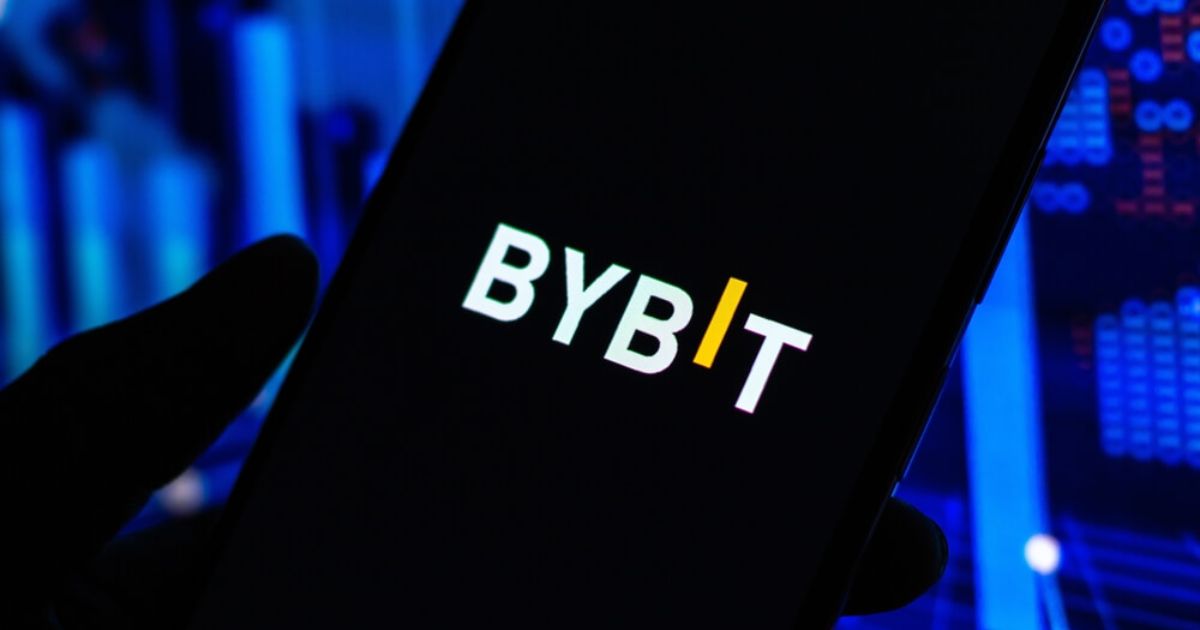 Биржа Bybit сообщила о подозрительных транзакциях на $1 млрд    Мошенники всё чаще используют криптовалютные биржи для проведения операций. Об этом говорят данные торговой криптоплатформы Bybit, которая обнаружила, что в первом полугодии этого года через неё прошли подозрительные транзакции почти на $1 млрд. Криптобиржа зафиксировала необычные запросы на вывод средств на общую сумму $940 млн. Более 8,4% из них были идентифицированы как попытки мошенничества. Кроме...  #Новости_бирж #Bybit      Читать подробнее  Источник: #happycoin   ByBit   OKX