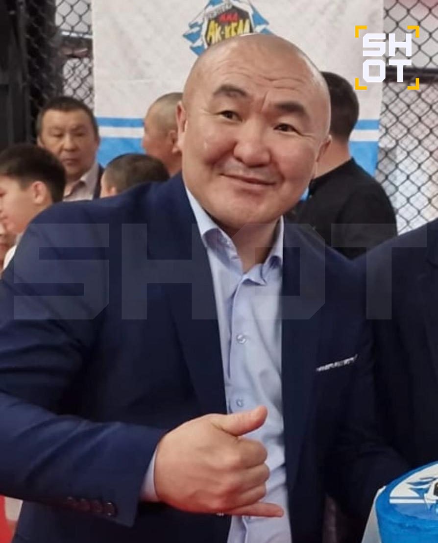 Президента Федерации ММА Республики Алтай зарезали на свадьбе. Его ударили в сердце прямо за столом   По данным SHOT, глава Федерации смешанных боевых единоборств республики, директор бойцовского клуба «АК-КЕМ» Алексей Калбуков гулял на свадьбе в частном доме в селе Тюнгур. Во время застолья у него случился конфликт с пьяным 74-летним пенсионером. Пожилой мужчина встал со своего места, подошёл к Калбукову и ударил его в грудь. Спортсмен истёк кровью на месте. Нападавший пенсионер задержан.   Калбуков продвигал спорт в регионе, в его клубе в Горно-Алтайске тренировали детей и подростков. Церемония прощания с ним прошла сегодня.    SHOT в MAX: