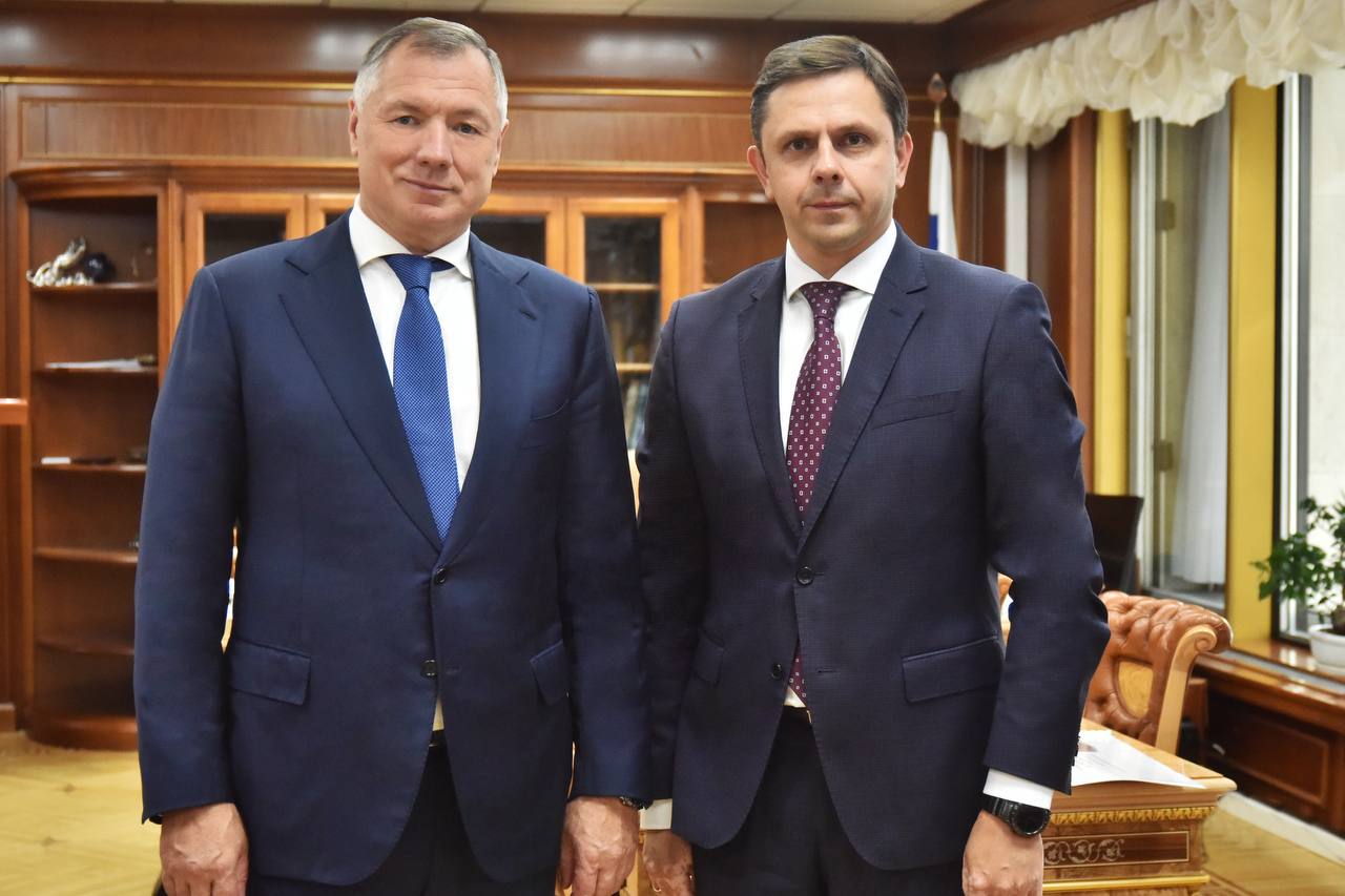 Провел рабочую встречу с губернатором Орловской области Андреем Евгеньевичем Клычковым Обсудили текущую ситуацию в регионе и на что нужно обратить особое внимание Орловская область планомерно развивается по разным направлениям Например за восемь месяцев введено почти 239 000 кв м это на 8 больше чем в прошлом году К нормативному состоянию приведено 86 5 дорог в городских агломерациях Важно сохранять и наращивать эти темпы Реализуется масштабный проект западного обхода Орла Он соединит федеральные дороги М 2 Крым и Р 120 Орел Брянск Смоленск позволит вывести за пределы города транзитный транспорт Это улучшит транспортное сообщение в регионе и условия проживания людей Отмечу еще что в рамках программы казначейских инфраструктурных кредитов Орловской области одобрено более 501 млн рублей Эти средства планируется направить на модернизацию двух объектов ЖКХ С губернатором также обсудили и другие вопросы работы региона в рамках нового нацпроекта Инфраструктура для жизни Будем продолжать двигаться к намеченным целям чтобы жители видели ощутимые улучшения