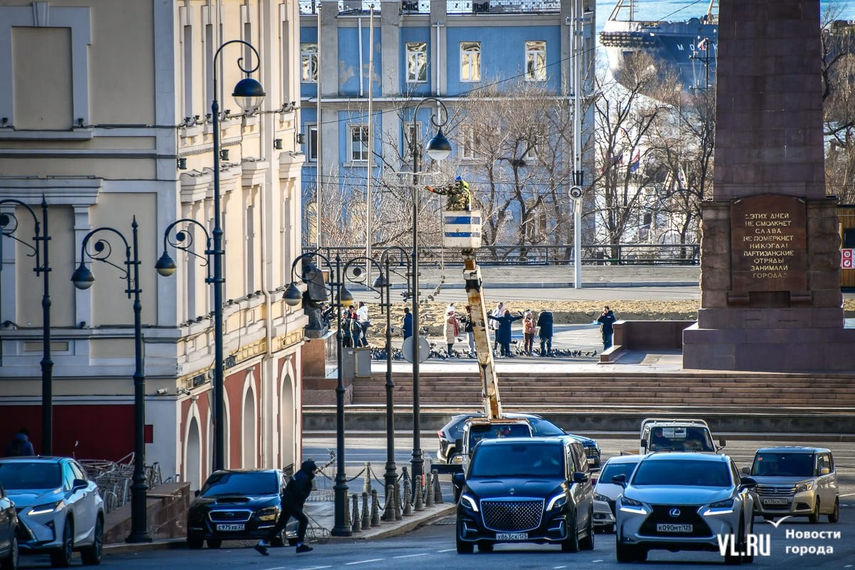 В центре Владивостока устанавливают праздничную иллюминацию. Кое-где на столбах освещения уже появились инсталляции в виде колокольчиков и звёзд. А во вторник, 3 декабря, специалисты МУПВ «ВПЭС» начали монтировать на Океанском проспекте нарядные световые консоли «Люстры», одни из самых крупных украшений, которые будут создавать новогоднее настроение.