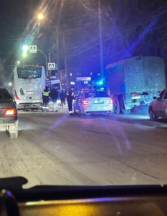 На Станционной в Новосибирске водитель автобуса въехал в троллейбус  ДТП произошло у остановки «Завод Медпрепаратов». Участок в сотни метров сковала пробка.  «Примерно с 7 утра эта пробка», — возмущаются пользователи сети  На месте работают сотрудники полиции, а также бригада скорой помощи.    Сиб.фм