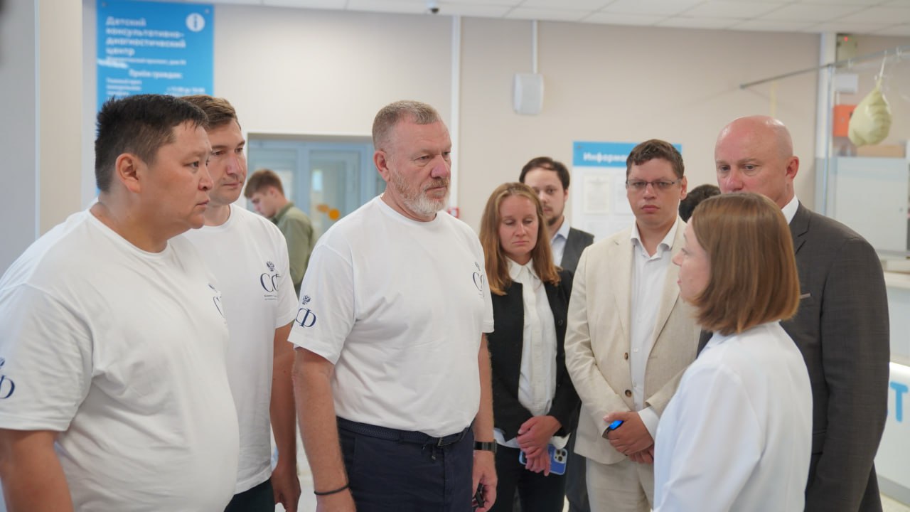 Опыт Ивановской области по организации Детского консультативно-диагностического центра тиражируют на другие регионы страны В медучреждении побывала делегация сенаторов в рамках проекта Совета Федерации «Социальный маршрут. Мобильный сенатор». Они оценили созданные в центре условия и возможности для диагностики детей, пообщались с пациентами и их родителями. «В рамках проекта мы были, наверное, уже в 20 городах Российской Федерации, ни в одном из них, по крайней мере, нам не удалось – может, где-то и есть, но нам не удалось посетить вот такое учреждение. Думаю, что опыт Ивановской области мы будем тиражировать на другие субъекты Российской Федерации», - сказал член Комитета Совета Федерации по социальной политике Сергей Горняков. С начала работы в новом здании Детский КДЦ уже принял более 30 тысяч маленьких пациентов, а в конце прошлого года здесь организовали углубленные медосмотры юных спортсменов. Также созданы возможности для проверки репродуктивного здоровья детей и подростков. • Помимо Детского КДЦ делегация сенаторов также посетит в нашем регионе ивановский филиал Московского протезно-ортопедического предприятия, «Нейрософт», Центр переливания крови и Центр «Солярис».