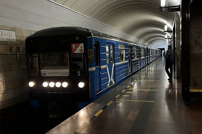 В метро Екатеринбурга вводят новые важные правила для пассажиров Теперь при прохождении досмотра в метро необходимо включать телефоны фотоаппараты ноутбуки и другие электронные устройства это требование нового законодательства Пишет Telegram канал Екатеринбург Главное В Екатеринбургском метрополитене усиливают меры безопасности подобная техника нередко используется злоумышленниками для маскировки взрывных устройств или запрещённых веществ Чтобы сделать досмотр быстрее пассажирам рекомендуют заранее доставать гаджеты из карманов и сумок а также следить чтобы батарея была заряжена При этом сотрудники подчёркивают содержимое устройств никто не проверяет нужно лишь убедиться что техника находится в рабочем состоянии uralweb ru