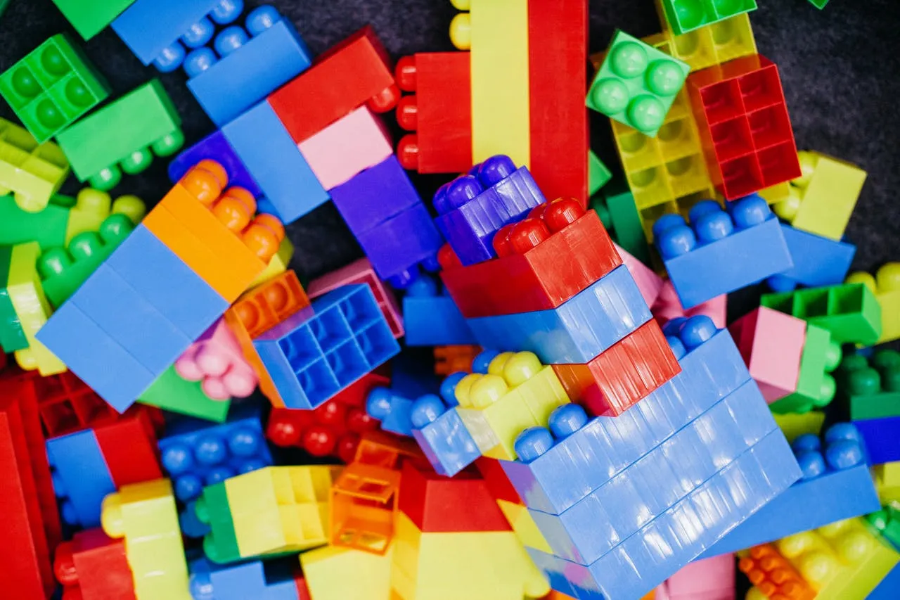 Американец украл детали LEGO на 34 тыс подменив их на макароны 28 летний Джаррелл Огастин покупал конструкторы на тысячи долларов заменял в них детали на сухие макароны и возвращал наборы как неподошедший товар Продавцы принимали возврат потому что макароны внутри коробки издавали такой же звук как кубики LEGO По данным местных властей он украл детали минимум из 70 наборов в том числе из набора по вселенной Marvel за 499 99  Подробнее