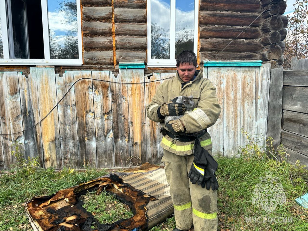 Огнеборцы спасли кота из пожара в селе Красночикойского района    Огнеборцы спасли кота из пожара в селе Быково Красночикойского района 23 сентября. В частном доме загорелись вещи.   "Огнеборцы ПСЧ №21 не только оперативно потушили возгорание, но и спасли от смертельного дыма кота", — говорится в публикации.    Причину пожара установят сотрудники государственного пожарного надзора.  Фото: краевого МЧС  ChitaMedia Забайкальский край