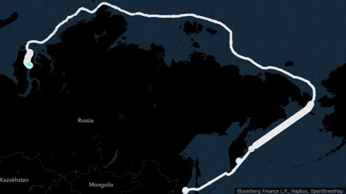 Газовоз Алексей Косыгин завершил первый месячный рейс по восточной части Северного морского пути и готовится к швартовке на заводе Arctic LNG 2 Это первый построенный в России газовоз ледового класса Arc 7 способный работать зимой и второе судно такого типа на проекте после Christophe de Margerie Нехватка ледовых газовозов ранее блокировала зимние отгрузки с Аркстик СПГ 2 и приводила к падению добычи газа Прибытие Алексея Косыгина может сигнализировать о подготовке к возобновлению погрузок несмотря на санкции США и задержки в развитии проекта